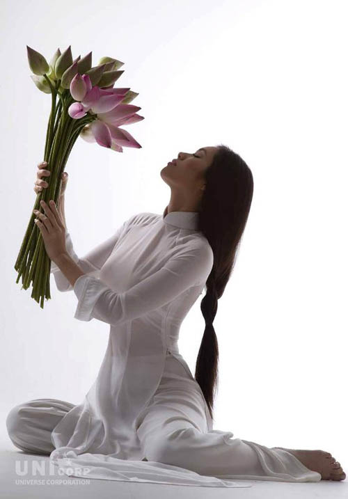 Ho&agrave;ng My đằm thắm b&ecirc;n sen hồng